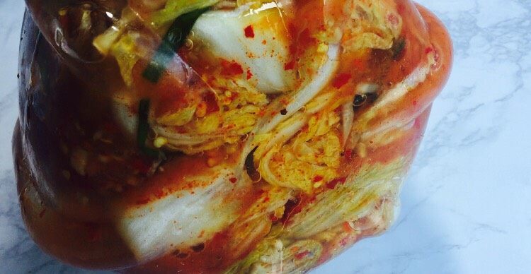 韩式辣白菜(辣酱调制),放入保鲜盒或者瓶中密封一周!放入冰箱冷藏储存!