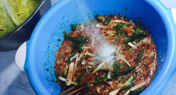 韩式辣白菜(辣酱调制),再加入白砂糖,提鲜,中和味道!