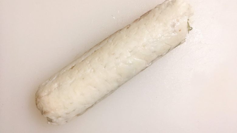 鲷鱼莳萝鲜虾卷,一块儿尝尝鲜…………, 煮好的鲷鱼卷扒掉锡纸,切段。