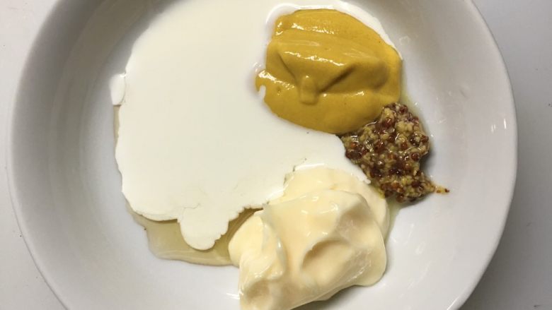鲷鱼莳萝鲜虾卷,一块儿尝尝鲜…………, 所有材料倒到一块(很白痴的一种酱)。