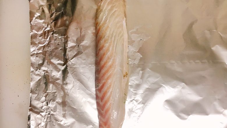 鲷鱼莳萝鲜虾卷,一块儿尝尝鲜…………, 把鱼肉卷起来,放在锡纸上。