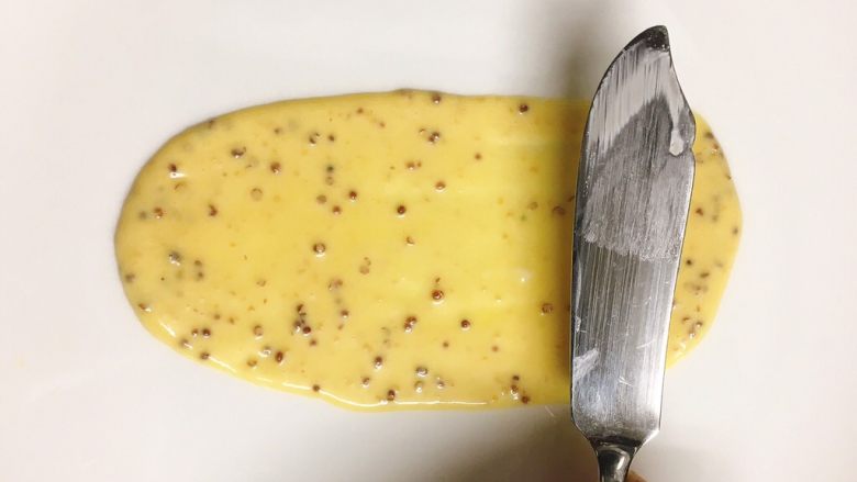鲷鱼莳萝鲜虾卷,一块儿尝尝鲜…………, 用黄油刀(没有的,去买),把酱轻轻推平(最好一气呵成,整体显得干净利落)