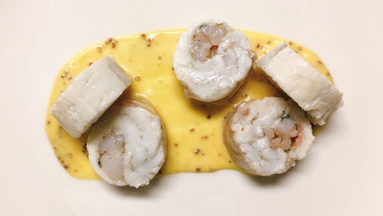 鲷鱼莳萝鲜虾卷,一块儿尝尝鲜…………, 摆上切好的鲷鱼卷(可以随意一点,看起来才像大厨)。