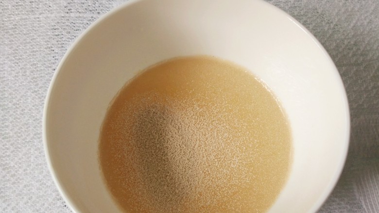 早餐+南瓜发糕,将盘子里面蒸出来的水倒在一个小碗里面,温热时加入<a style='color:red;display:inline-block;' href='/shicai/ 731'>酵母</a>3克,搅拌均匀后静置五分钟