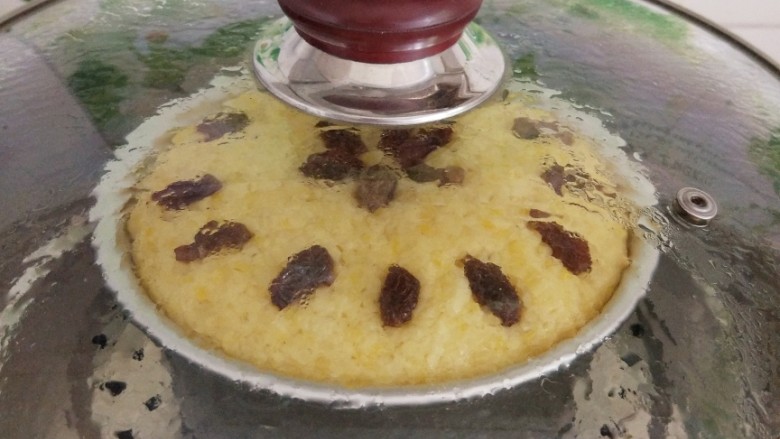 早餐+南瓜发糕,开水下锅,大火将水再次烧开后转中大火蒸25分钟,关火后闷五分钟再揭盖。