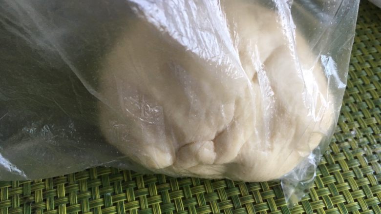脆底芝麻奶包,揉成比较光滑的面团即可,取出滚圆装保鲜袋冰箱冷藏发酵过夜