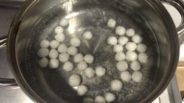 牛奶红豆芋圆,中火煮开一锅清水,将芋圆倒进锅里煮。一定记得分开煮,不然会混色的
我煮的顺序是<a style='color:red;display:inline-block;' href='/shicai/ 12171'>原味</a>-红薯味-紫薯味,最后煮完的水是墨绿色