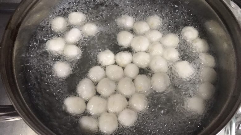 牛奶红豆芋圆,几分钟后芋圆就浮起来了,再煮几分钟就可以出锅了
记得用勺不断搅拌