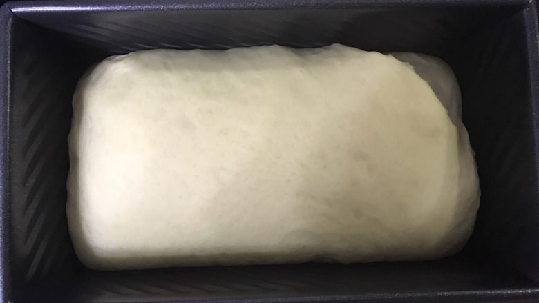抹茶蜜豆双色吐司,发至8分满,盖上盖子,烤箱上下火170度预热,放入烤箱下层170度烤40分钟。