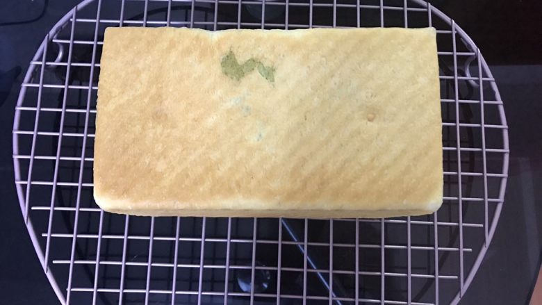 抹茶蜜豆双色吐司,出炉后轻震吐司盒脱模,放凉