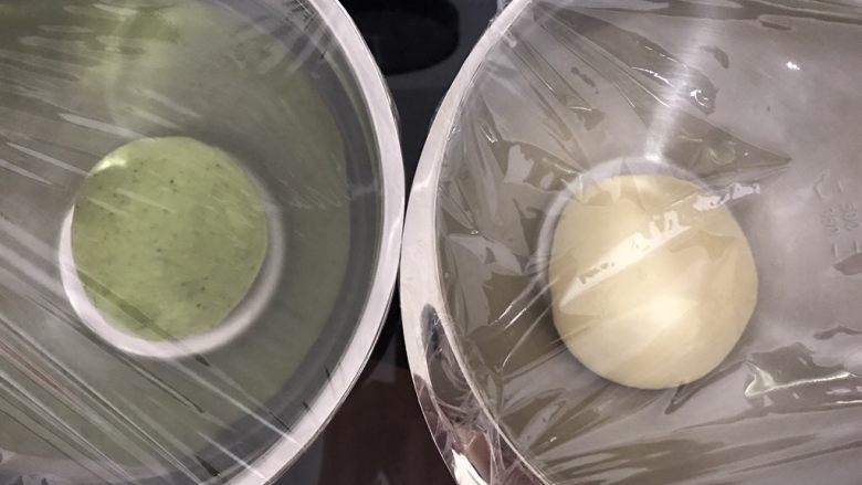 抹茶蜜豆双色吐司,面团平均分成两份,一份加入抹茶粉揉匀,分别放入干净的盆里,30度发酵成两倍大。