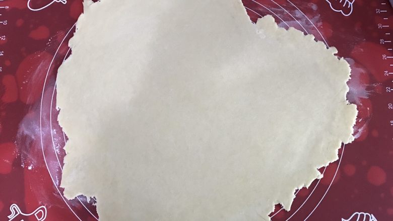柠檬芝士夹心饼干,烤箱上下火165度预热
揉面垫上撒一层低粉,用擀面杖将面团擀成薄薄的面片,尽量擀薄点(不知道为啥我擀的这么丑)