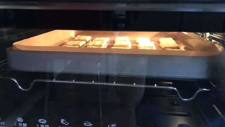 柠檬芝士夹心饼干,放入预热好的烤箱中层,烤12-15分钟