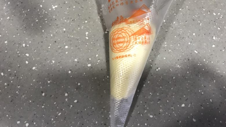 柠檬芝士夹心饼干,装入裱花袋,冷藏30分钟