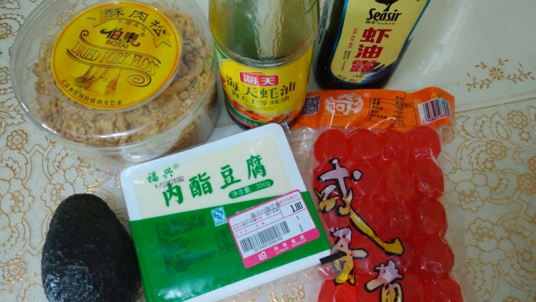 咸蛋肉松牛油果夹豆腐,准备材料，豆腐最好选<a style='color:red;display:inline-block;' href='/shicai/ 474'>内酯豆腐</a>，不要选老豆腐，<a style='color:red;display:inline-block;' href='/shicai/ 2157'>牛油果</a>要选熟的，软的，虾油露没有的话鱼露也行，<a style='color:red;display:inline-block;' href='/shicai/ 432'>肉松</a>最好选纯肉做的，不要选加了豆粉的那种。