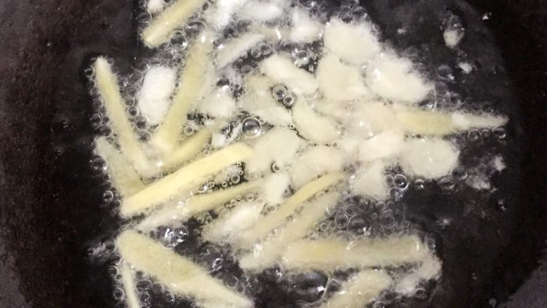 西芹百合炒虾仁,炒锅倒入适量油,下入姜蒜爆香。