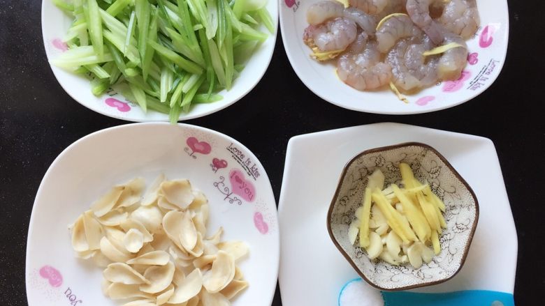 西芹百合炒虾仁,所有食材备好,接下来煸炒。