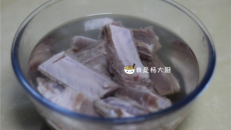 糖醋排骨,肋排斩小块,用水浸泡去血水,再冲洗干净