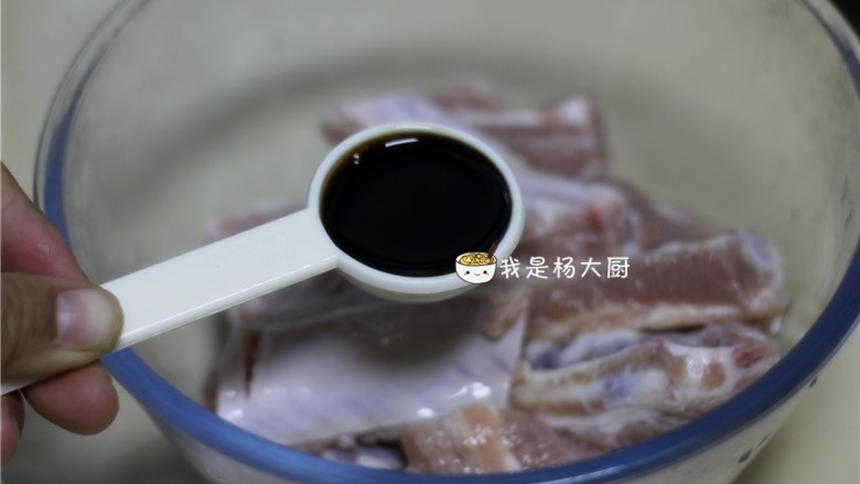糖醋排骨,排骨沥干，放入2勺<a style='color:red;display:inline-block;' href='/shicai/ 788'>生抽</a>，1勺<a style='color:red;display:inline-block;' href='/shicai/ 718'>料酒</a>，适量干淀粉，少量盐