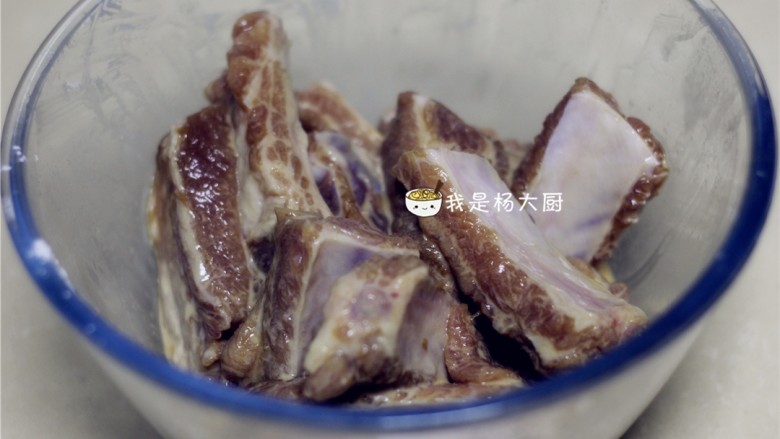 糖醋排骨,抓匀,腌制20分钟