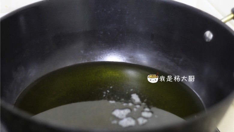 糖醋排骨,国内放多一些油,烧至6成热,开小火