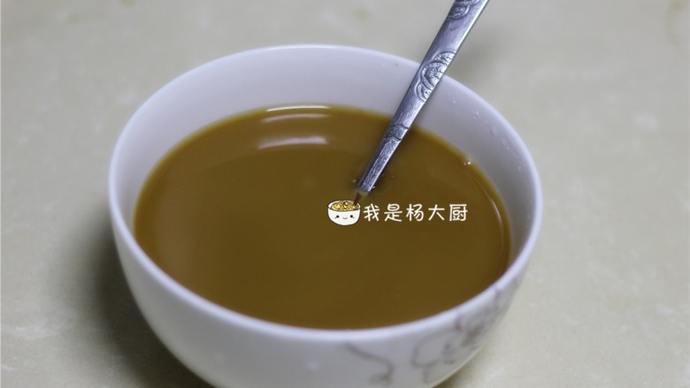 糖醋排骨,调一个酱汁:用2勺<a style='color:red;display:inline-block;' href='/shicai/ 3729'>白糖</a>,1勺醋,1勺生抽,适量凉开水,干淀粉,少量盐,搅拌均匀
