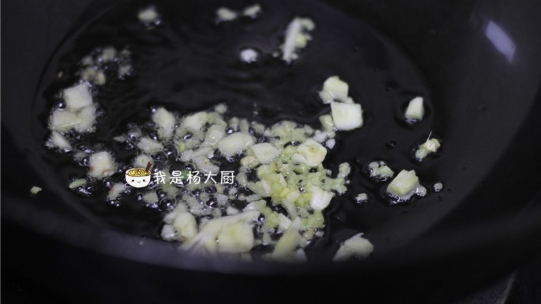 糖醋排骨,国内留底油,下姜蒜炒香