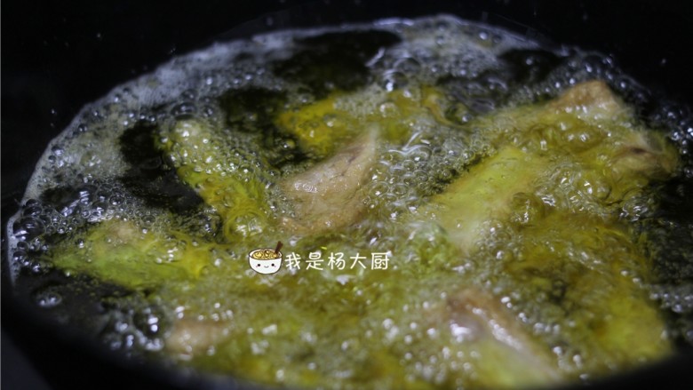 糖醋排骨,下排骨小火炸6-10分钟。油温不要高,如果初次炸排骨没经验油过热了,可以先关火,捞出排骨,等油温降下来再复炸