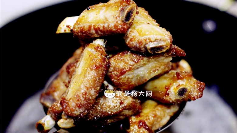 糖醋排骨,捞出,沥去油分,备用