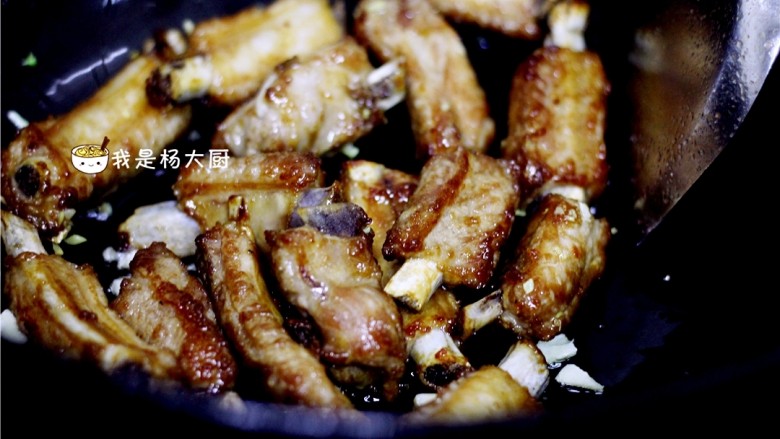 糖醋排骨,下炸好的排骨迅速翻炒