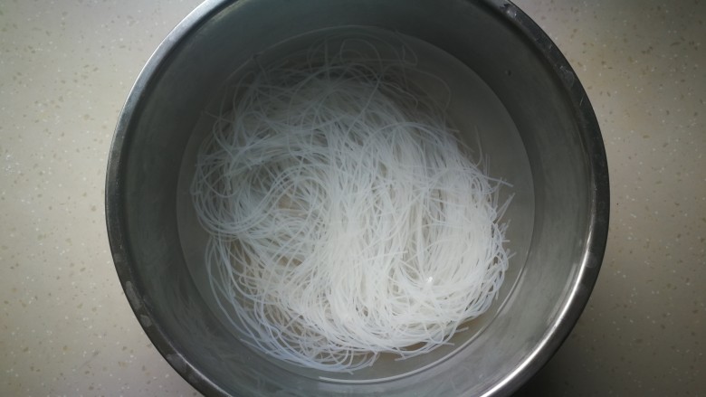 #咸味#蛤蜊粉丝煲,绿豆粉丝用温水泡至发白,捞出后沥干水分待用。