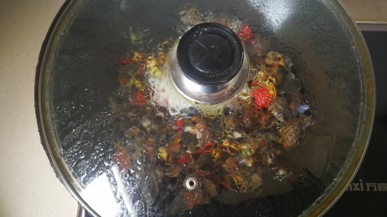 #咸味#蛤蜊粉丝煲,加一碗清水,盖上锅盖焖煮2分钟左右。
