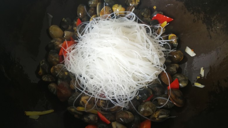 #咸味#蛤蜊粉丝煲,放入泡发好的粉丝,翻炒均匀。