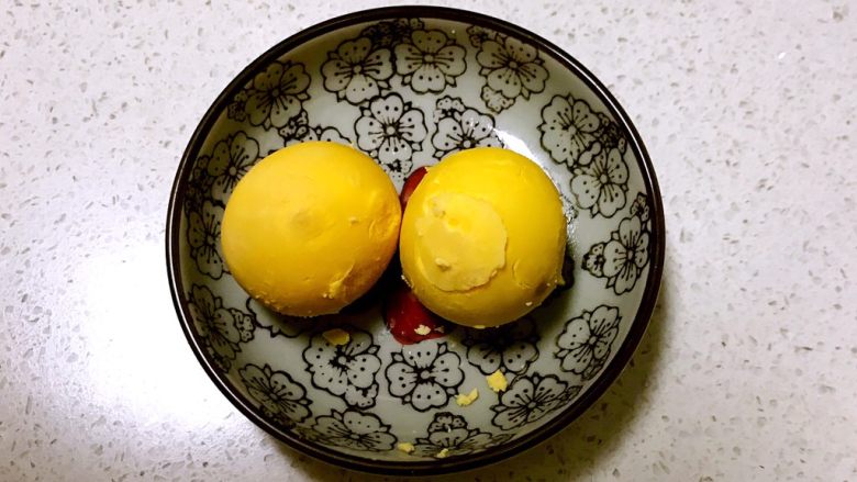 玛格丽特饼干,剥出鸡蛋黄,晾凉备用