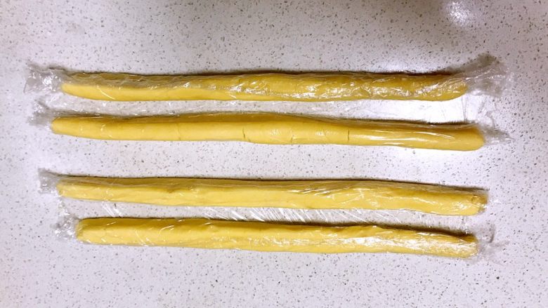 玛格丽特饼干,揉成光滑的直径1.5㎝的面条,用保鲜膜包好