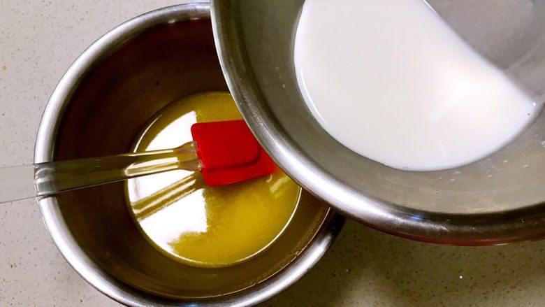 最爱面包+酥脆椰蓉土司条,加入纯牛奶