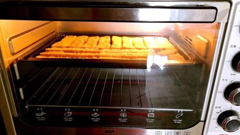 最爱面包+酥脆椰蓉土司条,把烤盘放进预热好的烤箱里,上火170W,下火200W,烤15分钟,取出烤盘,面包条翻面。再把烤盘放入烤箱,上火100W,下火120W烤13分钟即可。