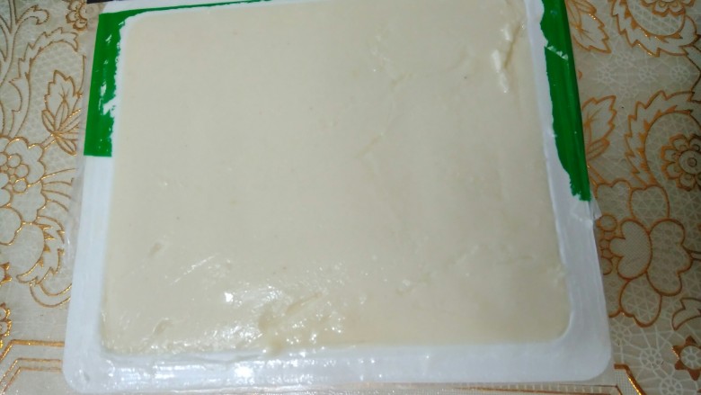 咸蛋肉松牛油果夹豆腐,继续轻轻的捏一捏豆腐,让空气顺着四边进去盒子与豆腐的间隙。然后根据盘子的大小,在豆腐里面改刀,比如我用的是长方形盘子,在豆腐里面切一刀,让豆腐比盘子的宽窄一点。
