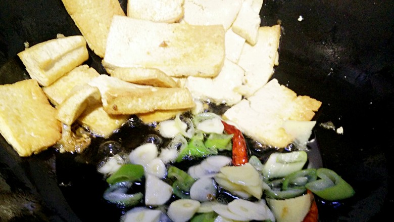 小黄鱼焖豆腐,放入葱姜蒜干辣椒等作料爆香。再放入煎好豆腐和小黄鱼,在到入调好的料汁,凉水闷煮1到二分钟左右即可出锅。