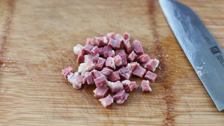 上海咸肉菜饭,咸肉洗净放入开水中煮3-5分钟,取出后切小丁备用