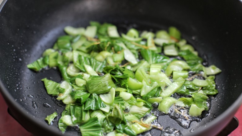 上海咸肉菜饭,再放入油菜叶翻炒均匀