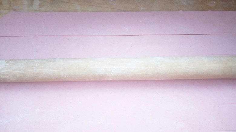 早餐+立体玫瑰花馒头,用擀面杖当尺子放好,用刀从一头划向另一头