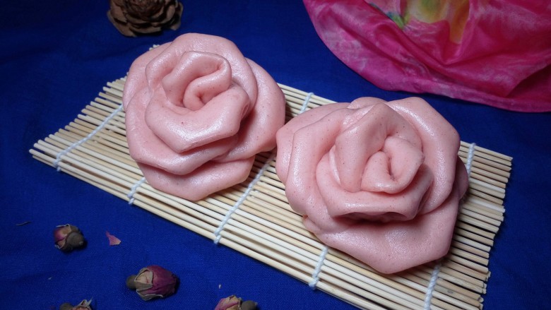 早餐+立体玫瑰花馒头,来个美照,粉嫩粉嫩的,蒸出来有点发大了😂😂