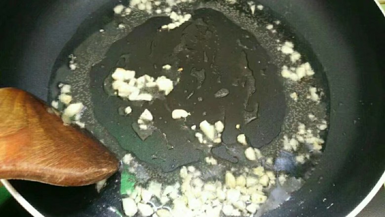 #咸食#腊肠炒荷兰豆,烧八成热,放入大蒜爆香。