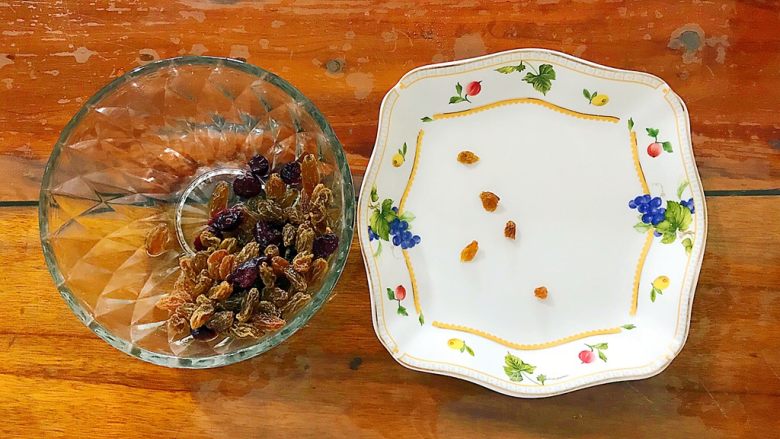 早餐+超好吃的牛油果杂果干麦芬
,这时候果干也已经泡好了!我们来把它剪碎!