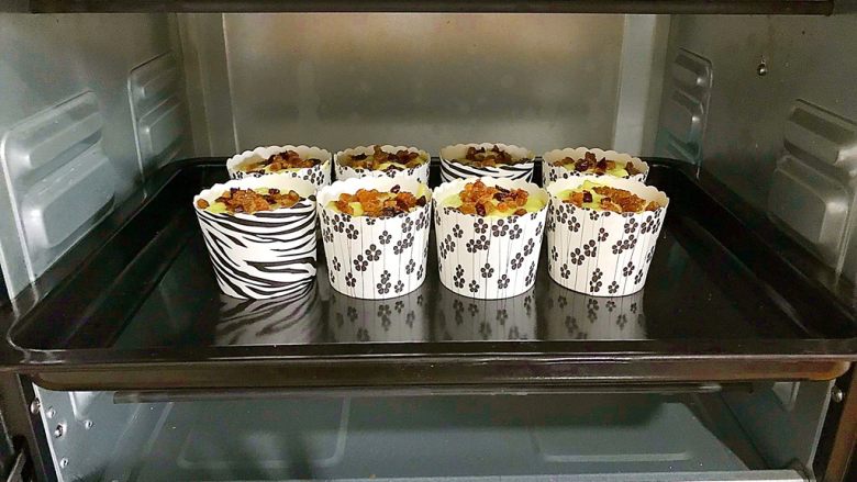 早餐+超好吃的牛油果杂果干麦芬
,放入预热好的烤箱中层!
功能:上下烤,温度:170°,时间:25分钟左右!