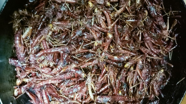 柠檬味儿蚂蚱,这是五六分钟的时候,可以撒盐了!