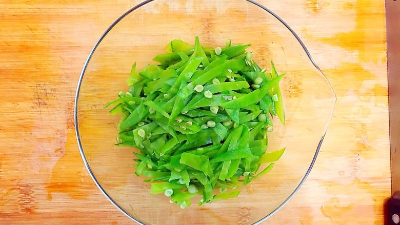 健康饮食之翡翠拌白玉（荷兰豆拌白玉菇）,切的越细口感越好！