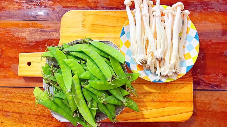 健康饮食之翡翠拌白玉(荷兰豆拌白玉菇),首先我们准备好所有食材!