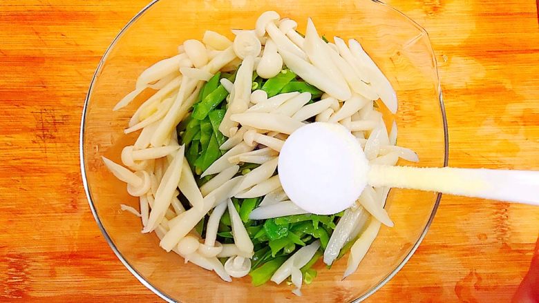 健康饮食之翡翠拌白玉(荷兰豆拌白玉菇),加一小勺盐!